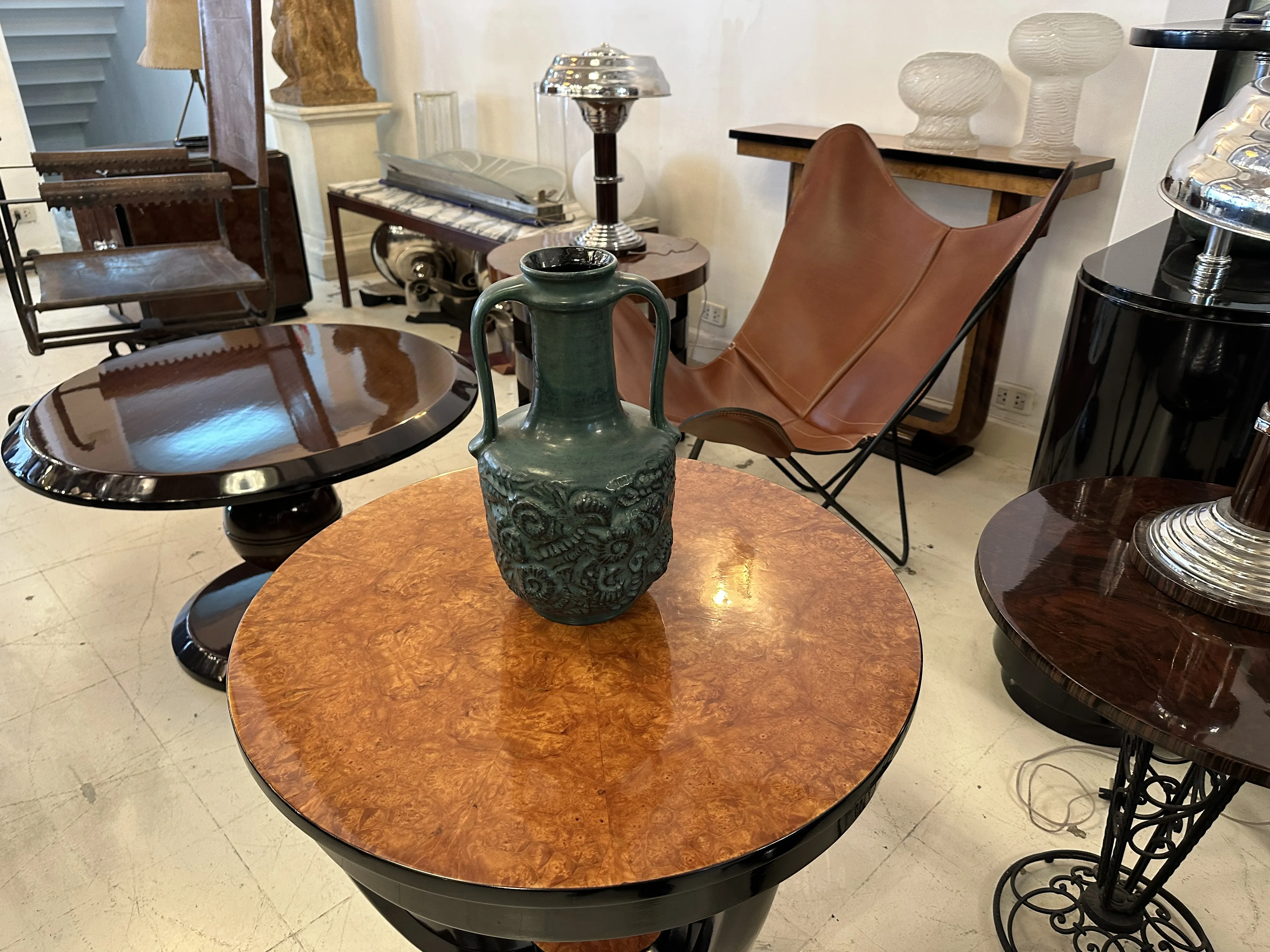 jarrón antiguo de cerámica con detalles decorativos y fondo neutral