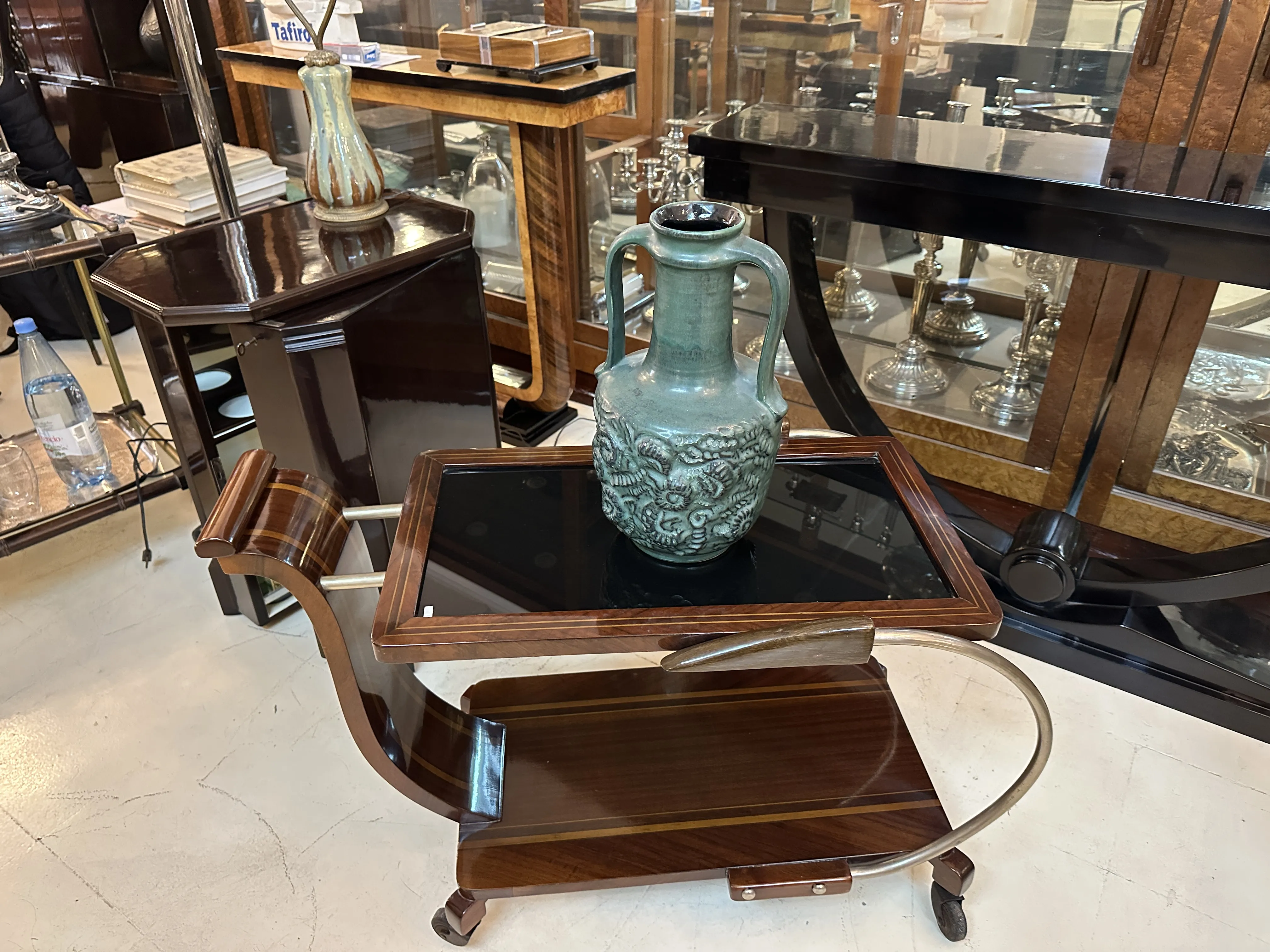 Jarrón antiguo de cerámica decorativa sobre mesa