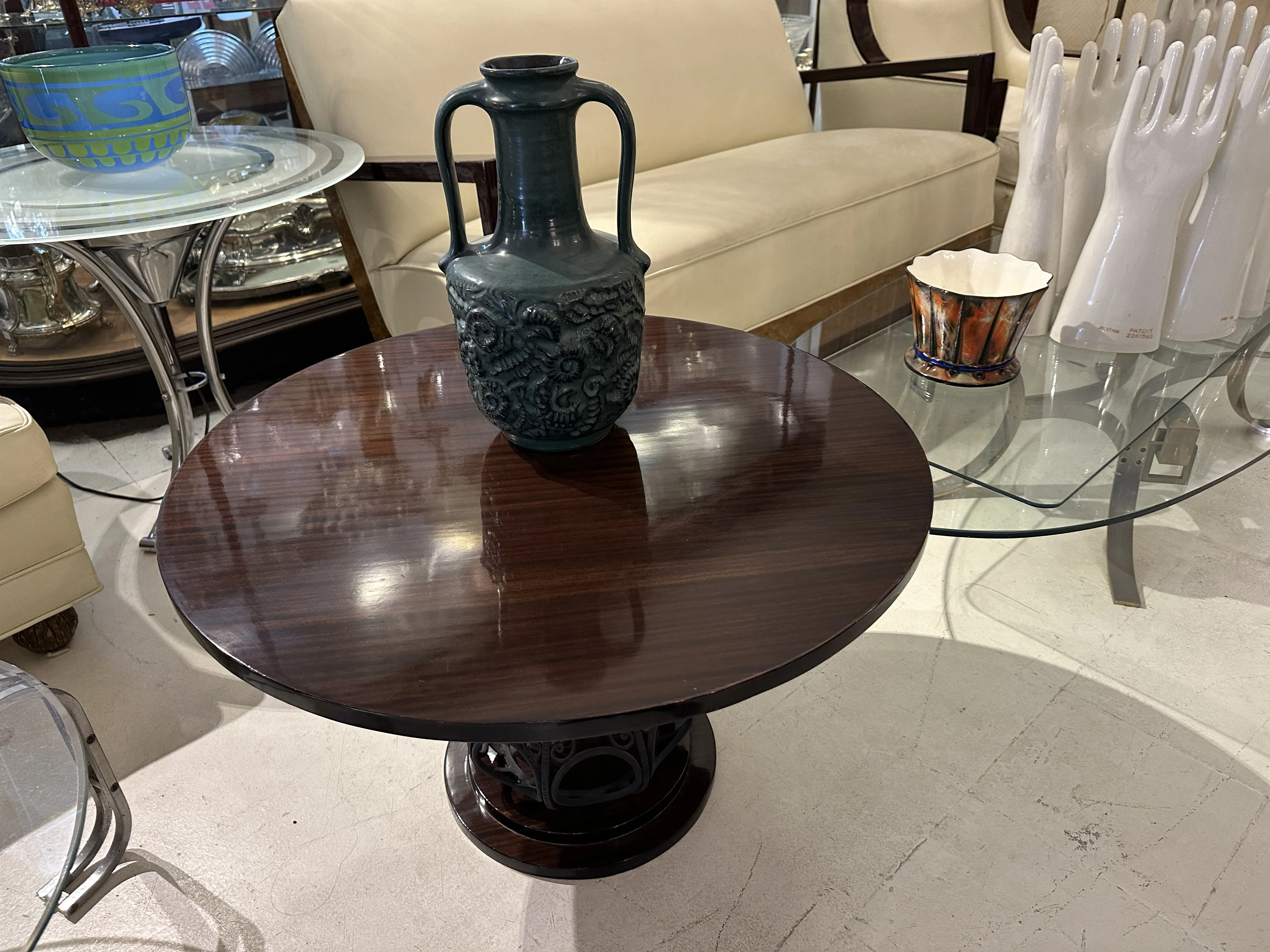 Antigua cerámica decorativa sobre mesa de madera