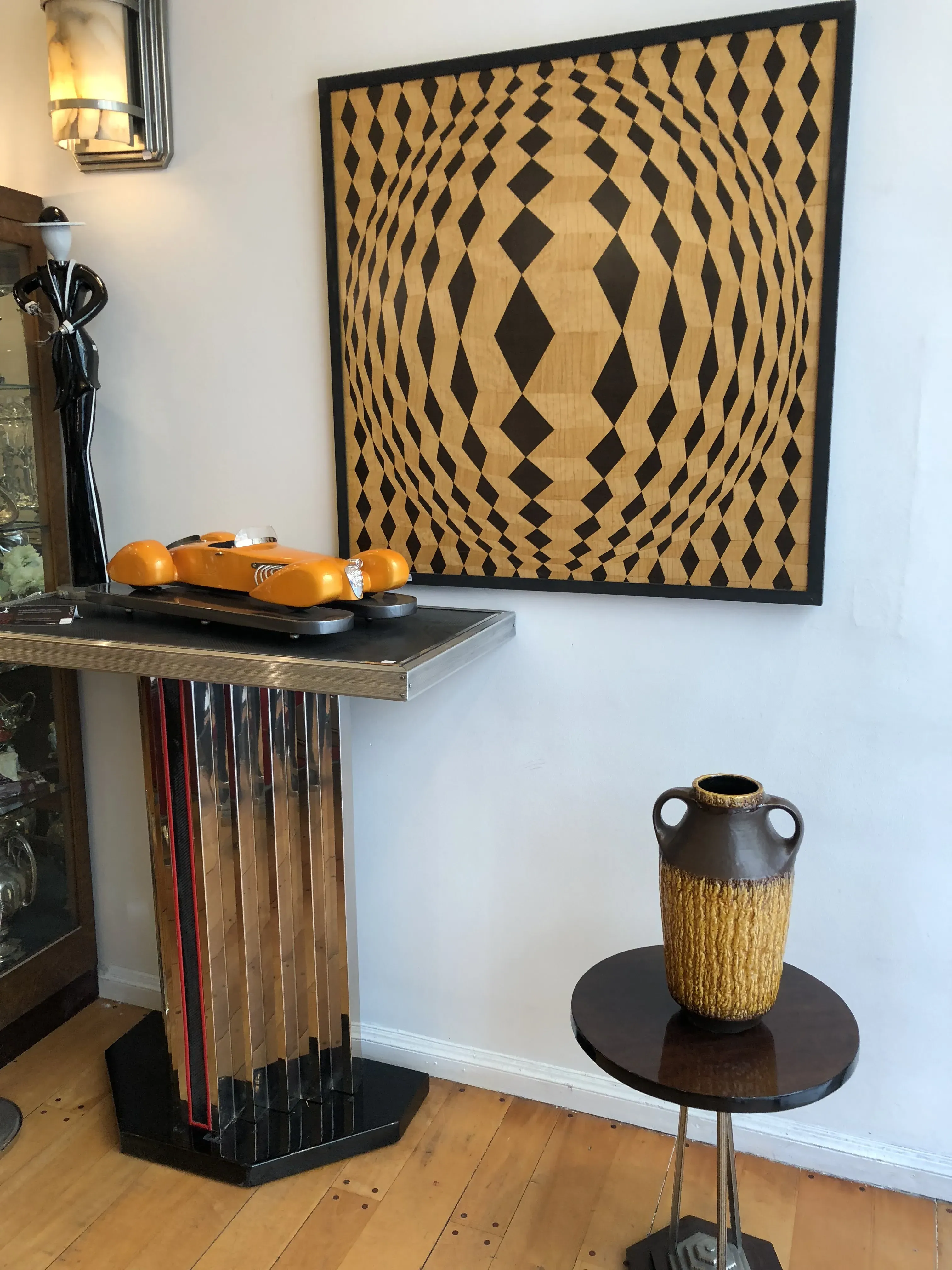 Ceramica antica con design decorativo e forma unica.