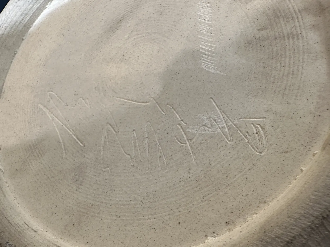 Vaso antigo de cerâmica artesanal com design elegante.