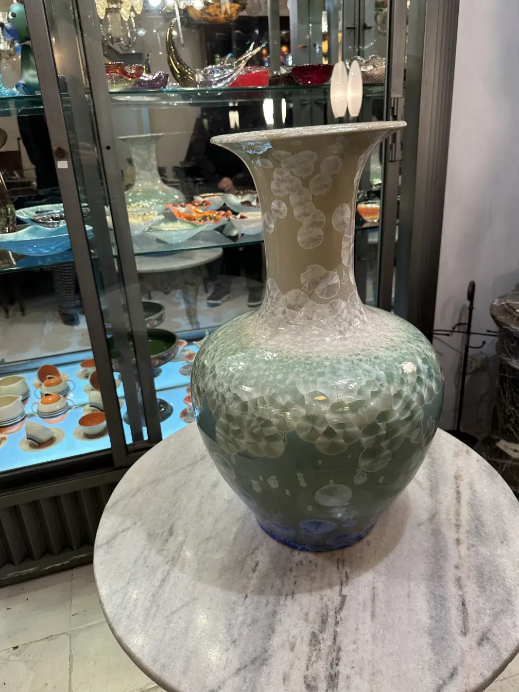 Vaso antigo de cerâmica artesanal com design elegante.