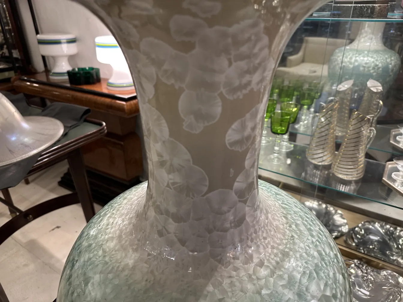 Vaso antigo de cerâmica artesanal com design elegante.