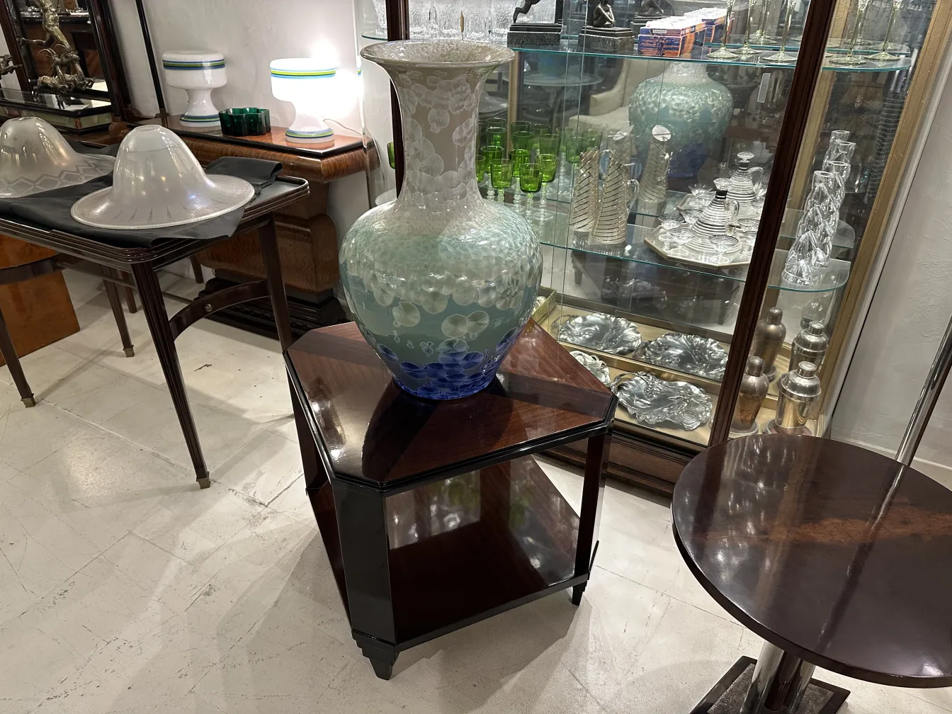 Vaso antigo de cerâmica artesanal com design elegante.