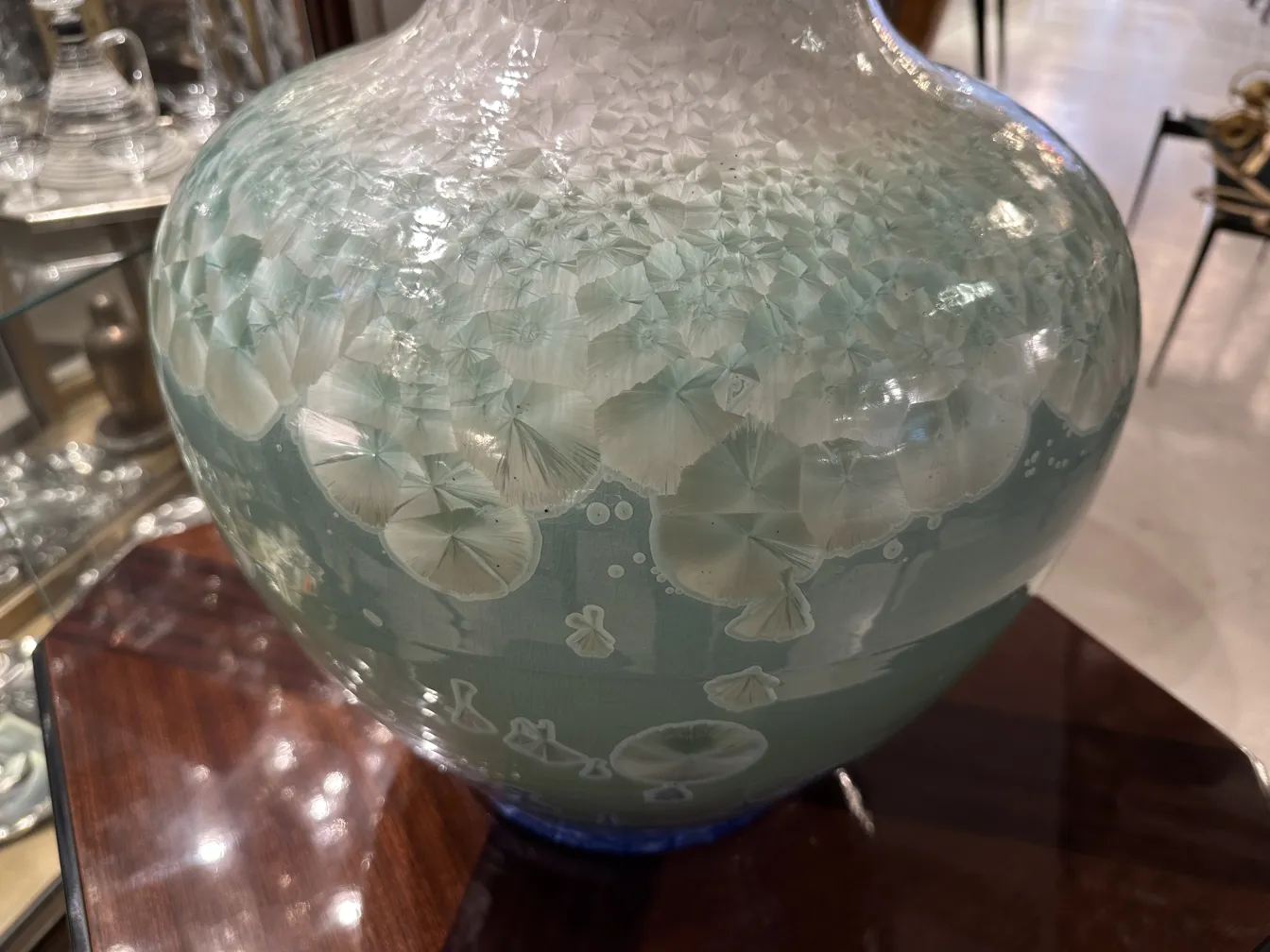 Vase ancien en céramique avec un design élégant.
