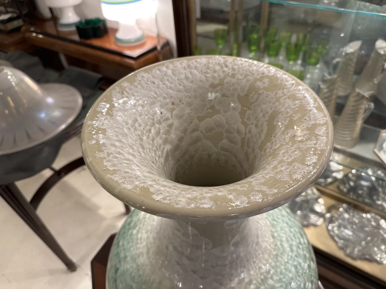 Vaso antigo de cerâmica artesanal com design elegante.