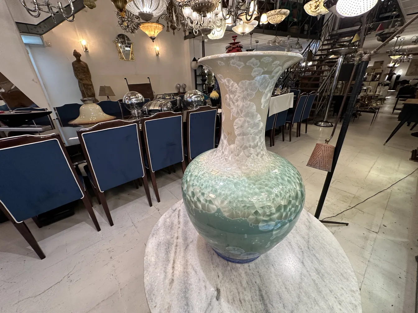 Vaso antigo de cerâmica artesanal com design elegante.