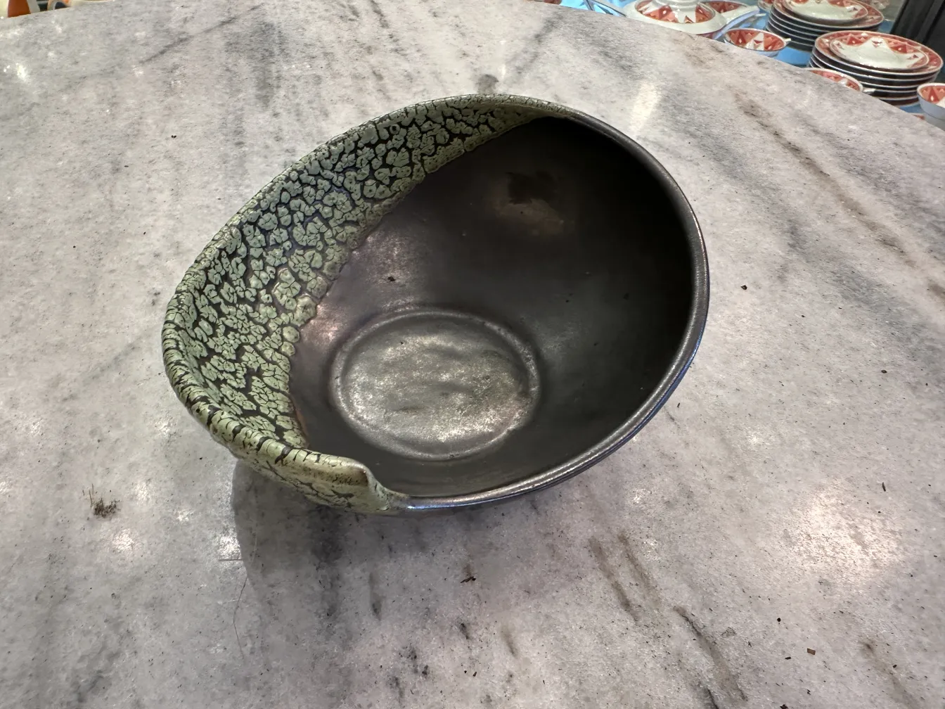 緑のテクスチャーで装飾された古い陶器のボウル。優雅で魅力的なデザインを展示しています。