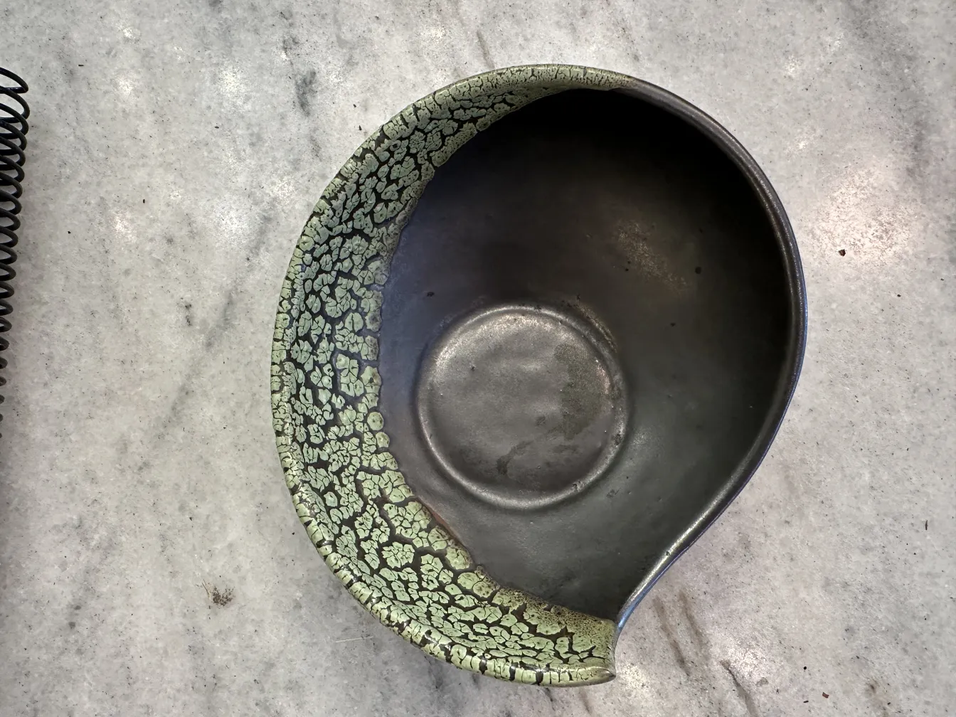 緑のテクスチャーで装飾された古い陶器のボウル。優雅で魅力的なデザインを展示しています。