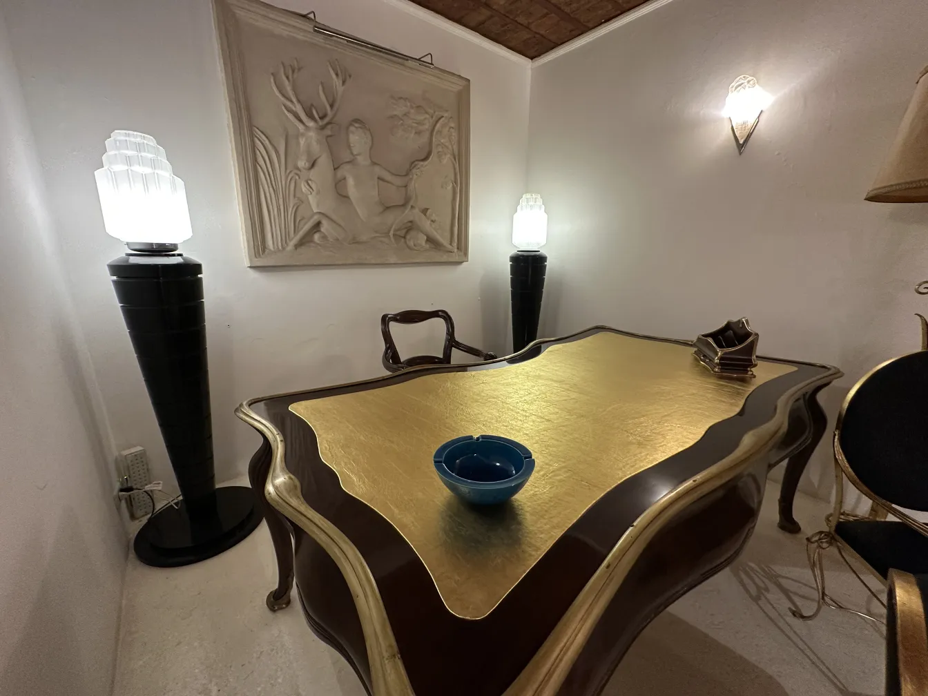 tigela antiga de cerâmica azul com textura