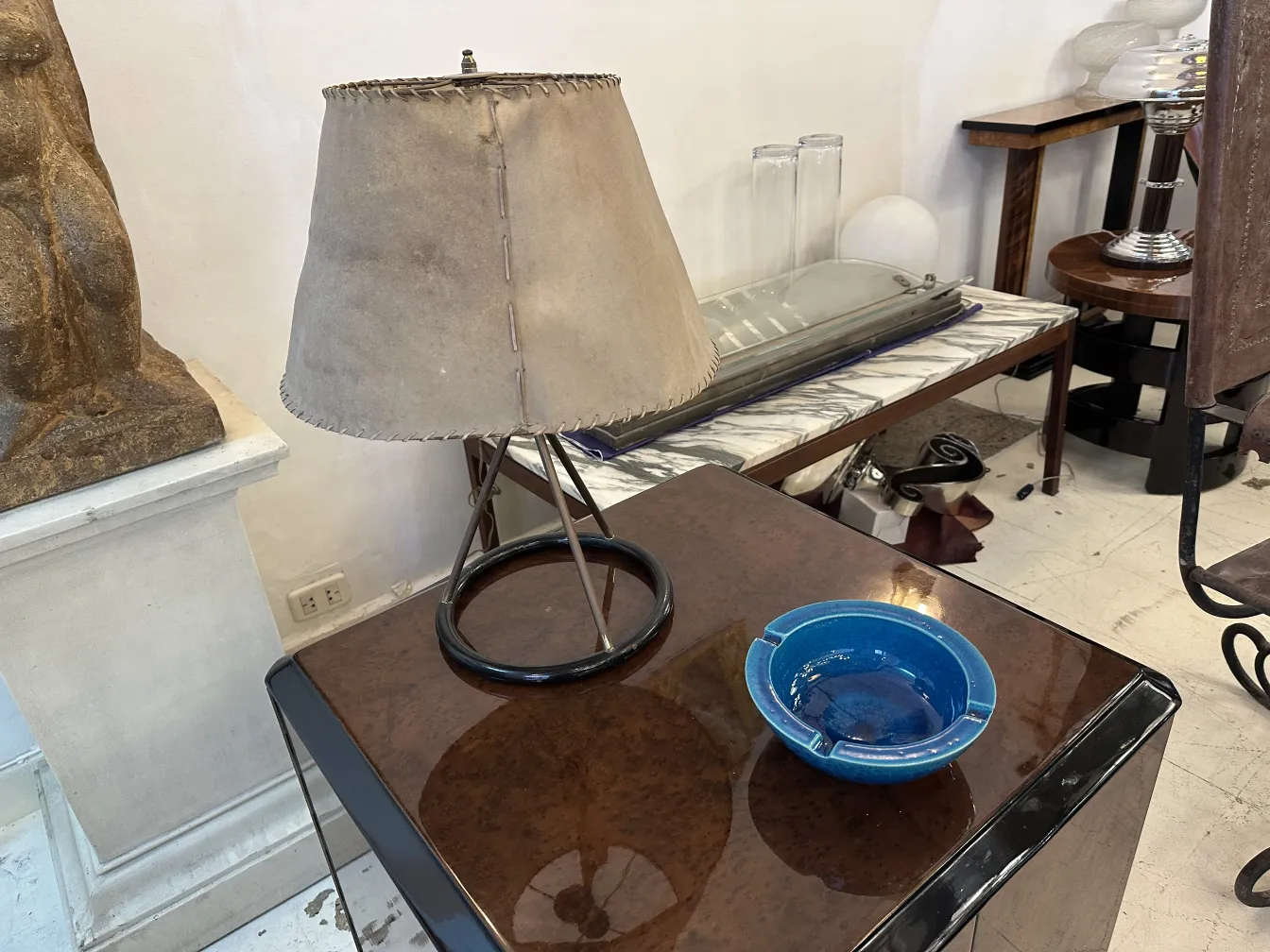tigela antiga de cerâmica azul com textura