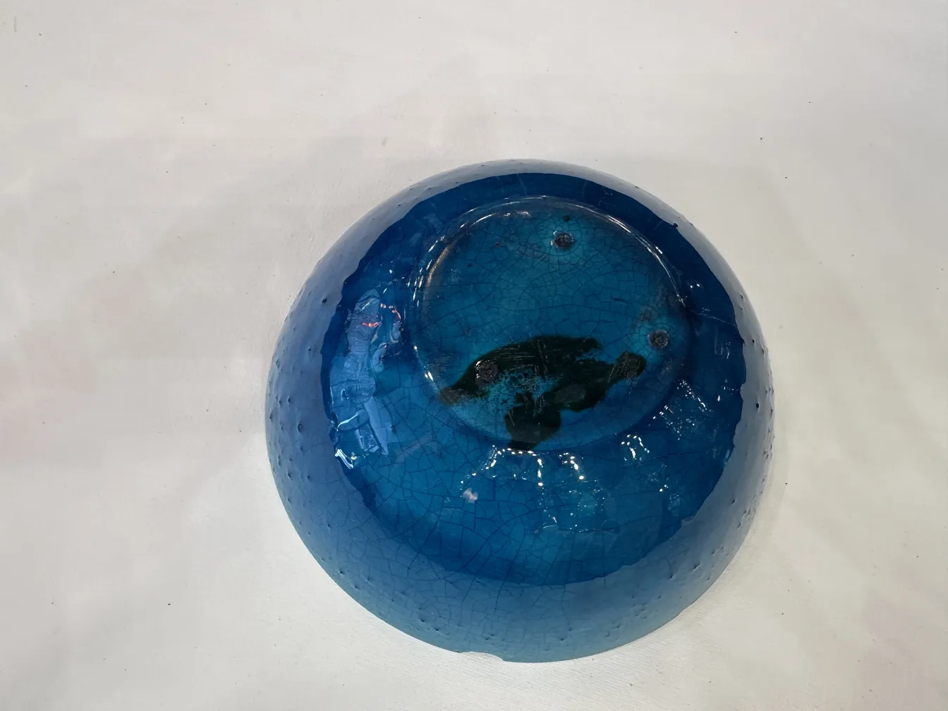 tigela antiga de cerâmica azul com textura
