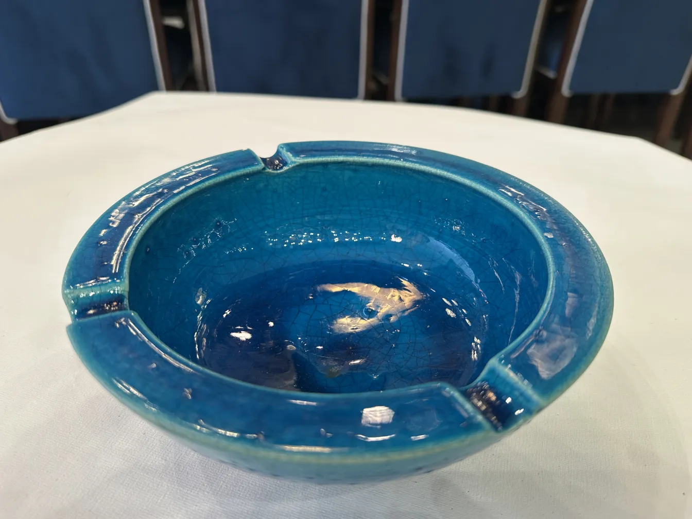 テクスチャー付きの古い青い陶器ボウル