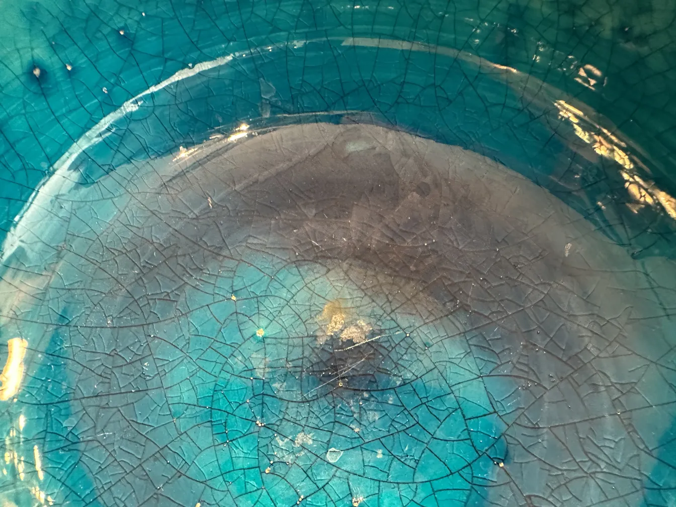 bowl antigua de cerámica azul con textura