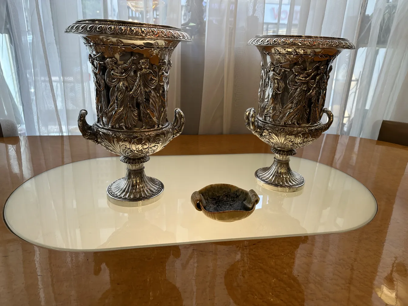 Ceramica decorativa antica con belle maniglie e colori