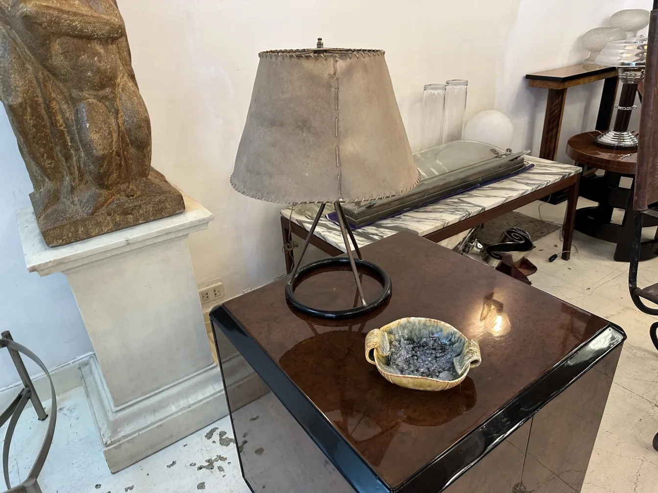 Ceramica decorativa antica con belle maniglie e colori