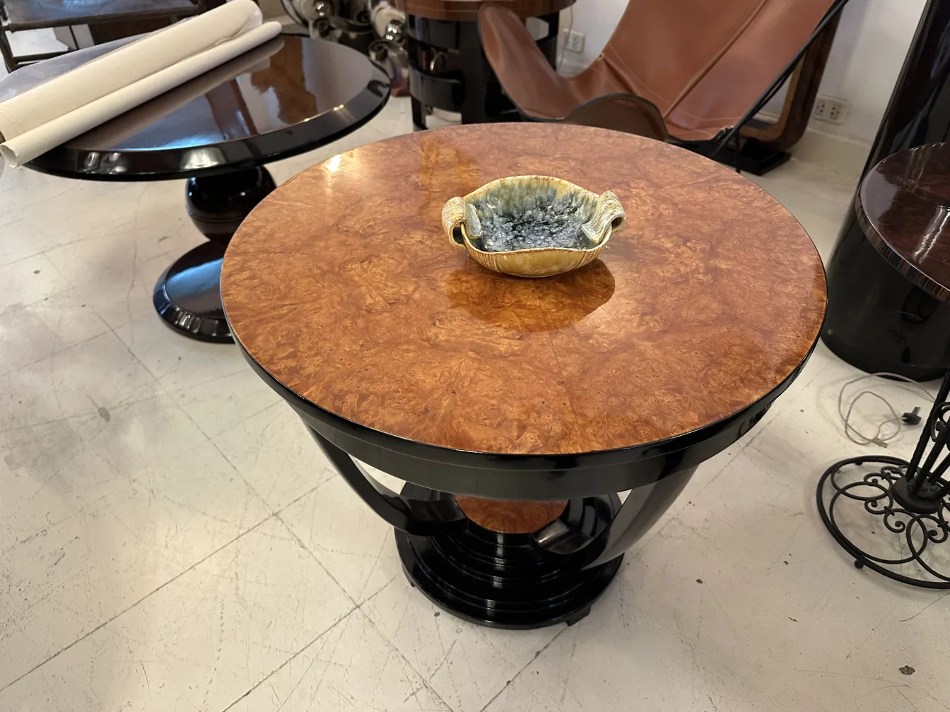 Ceramica decorativa antica con belle maniglie e colori