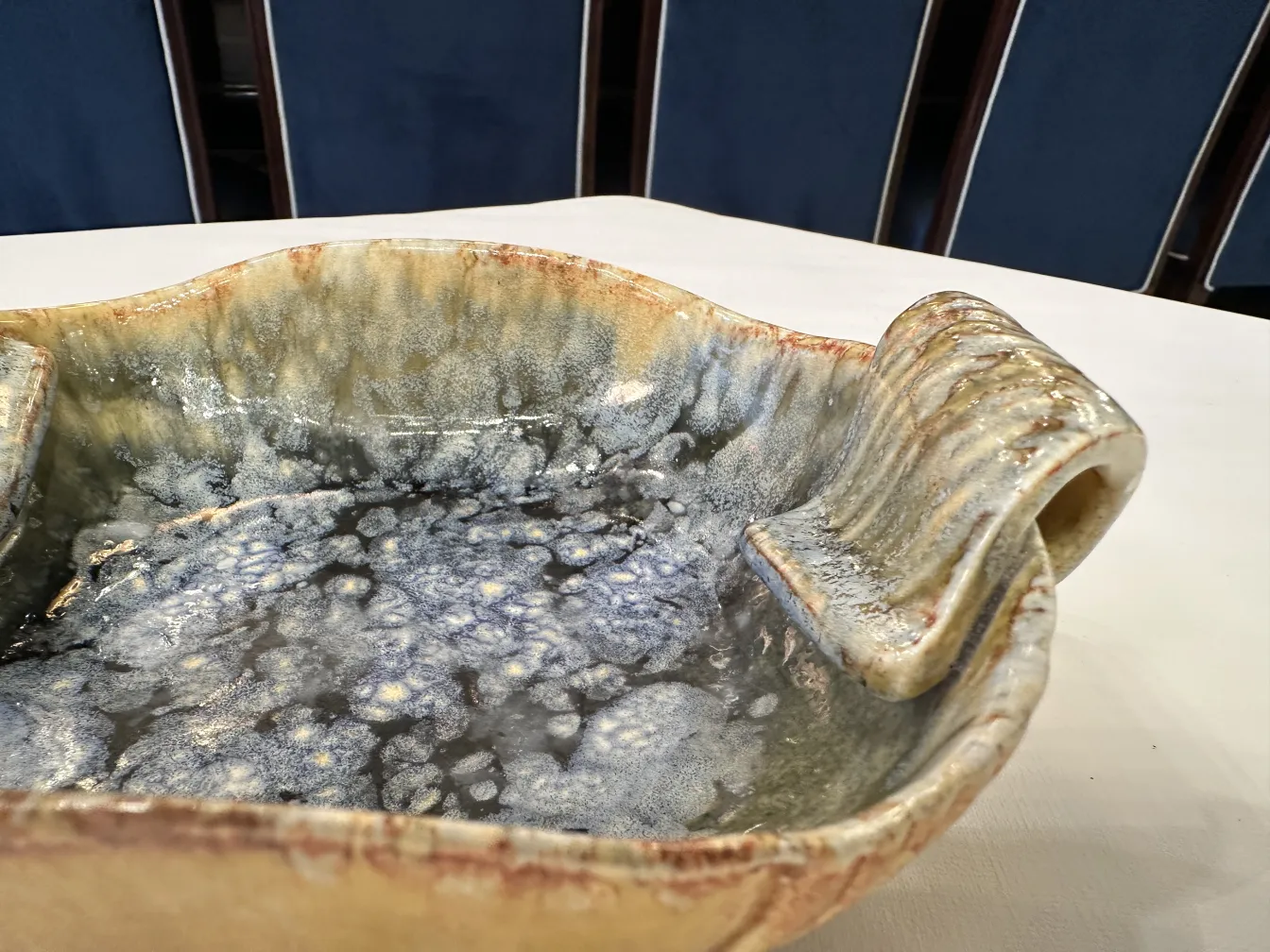 Ceramica decorativa antica con belle maniglie e colori