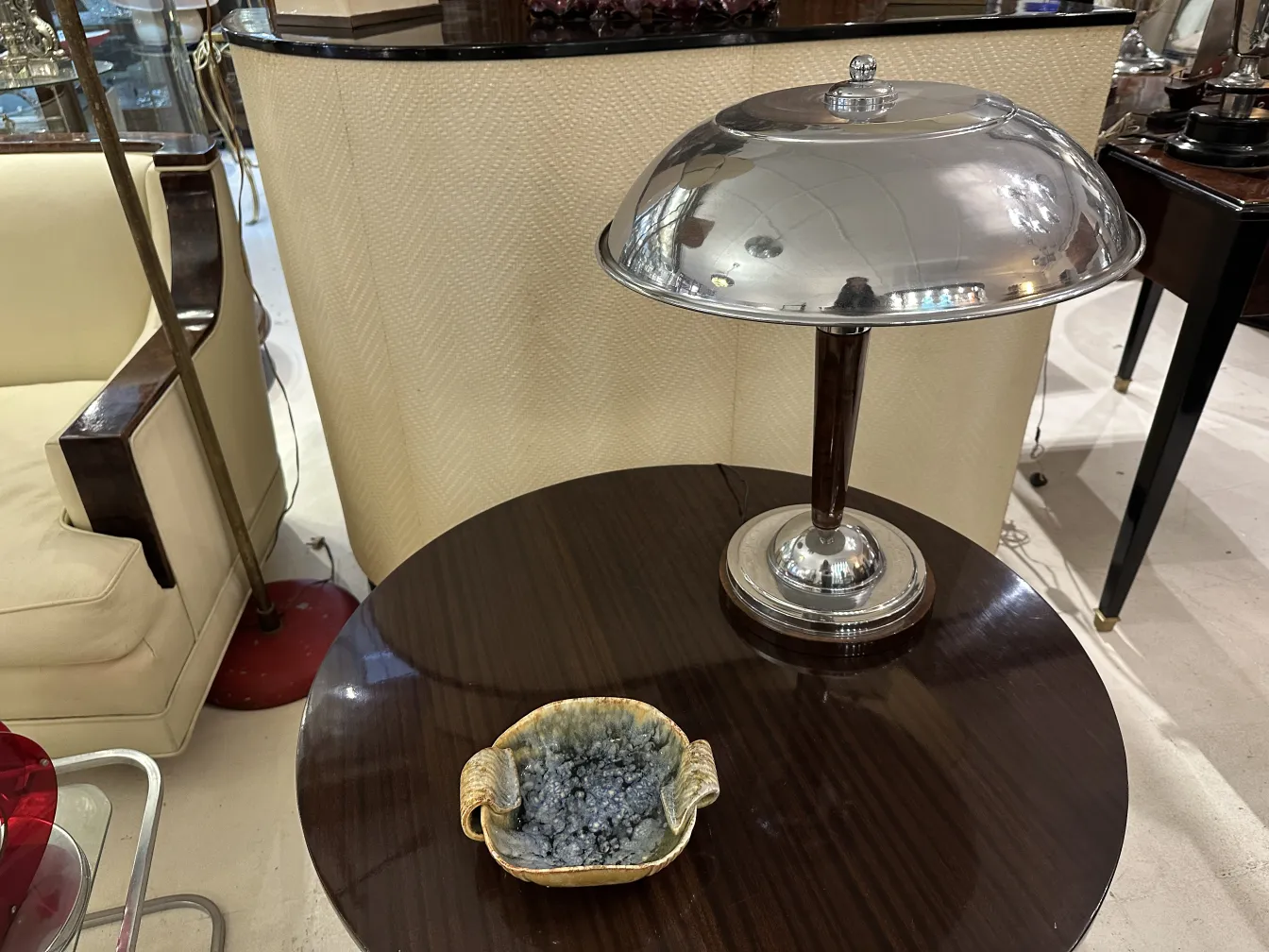 古老的装饰性陶瓷，具有美丽的把手和颜色