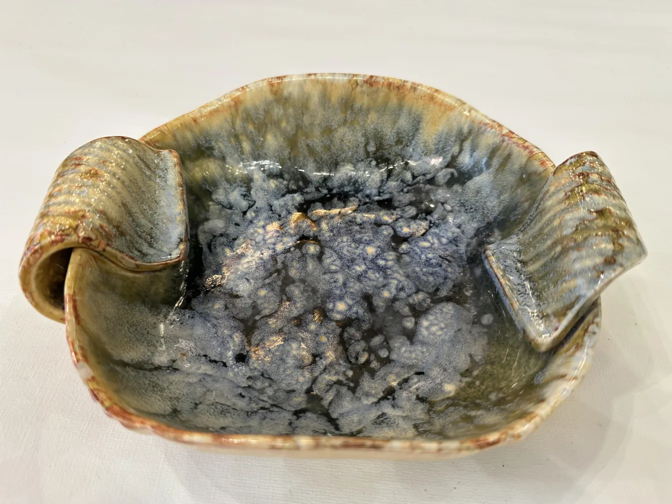 Ceramica decorativa antica con belle maniglie e colori