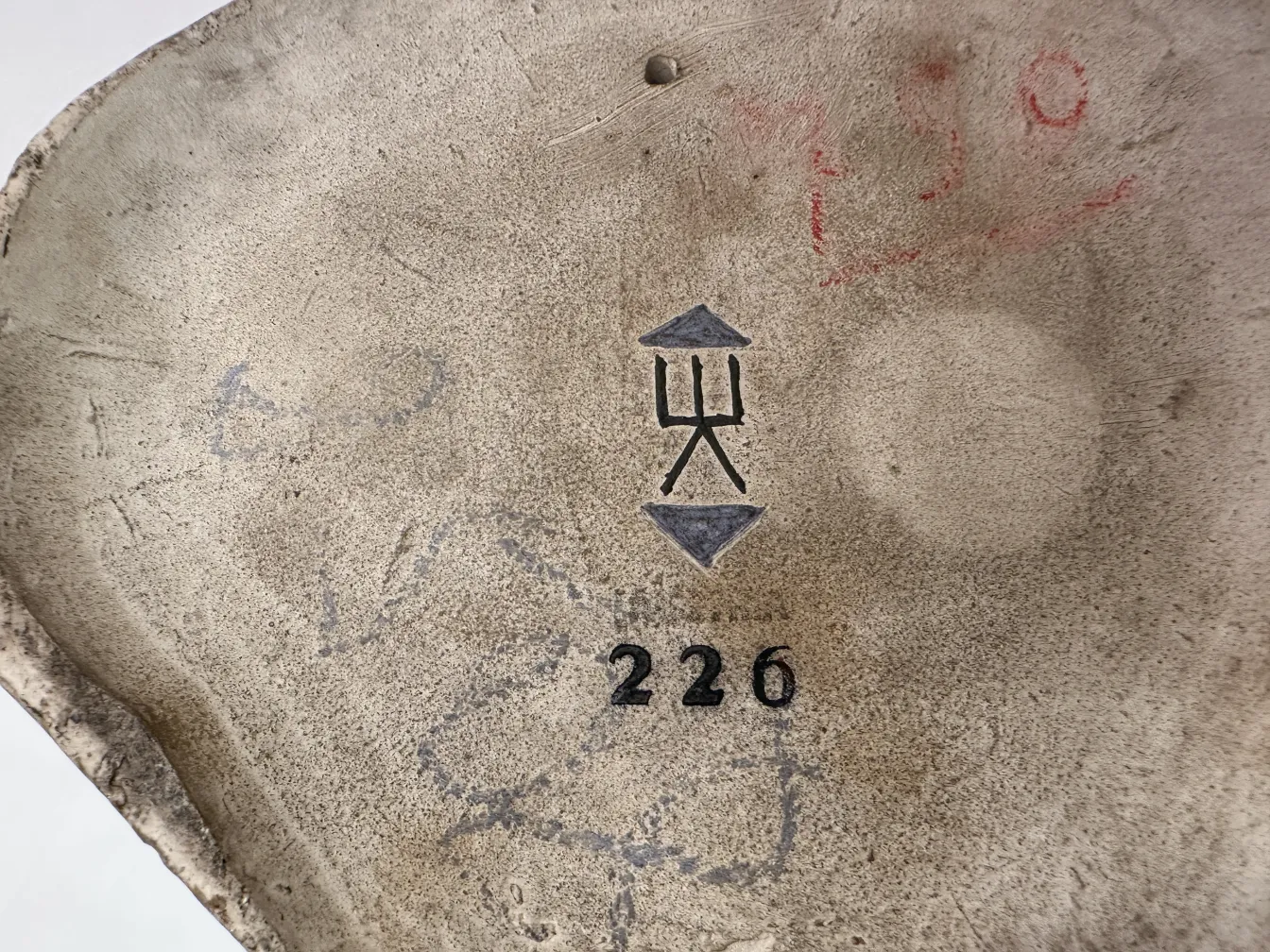 Ceramica antica con dettagli di iscrizione visibili.
