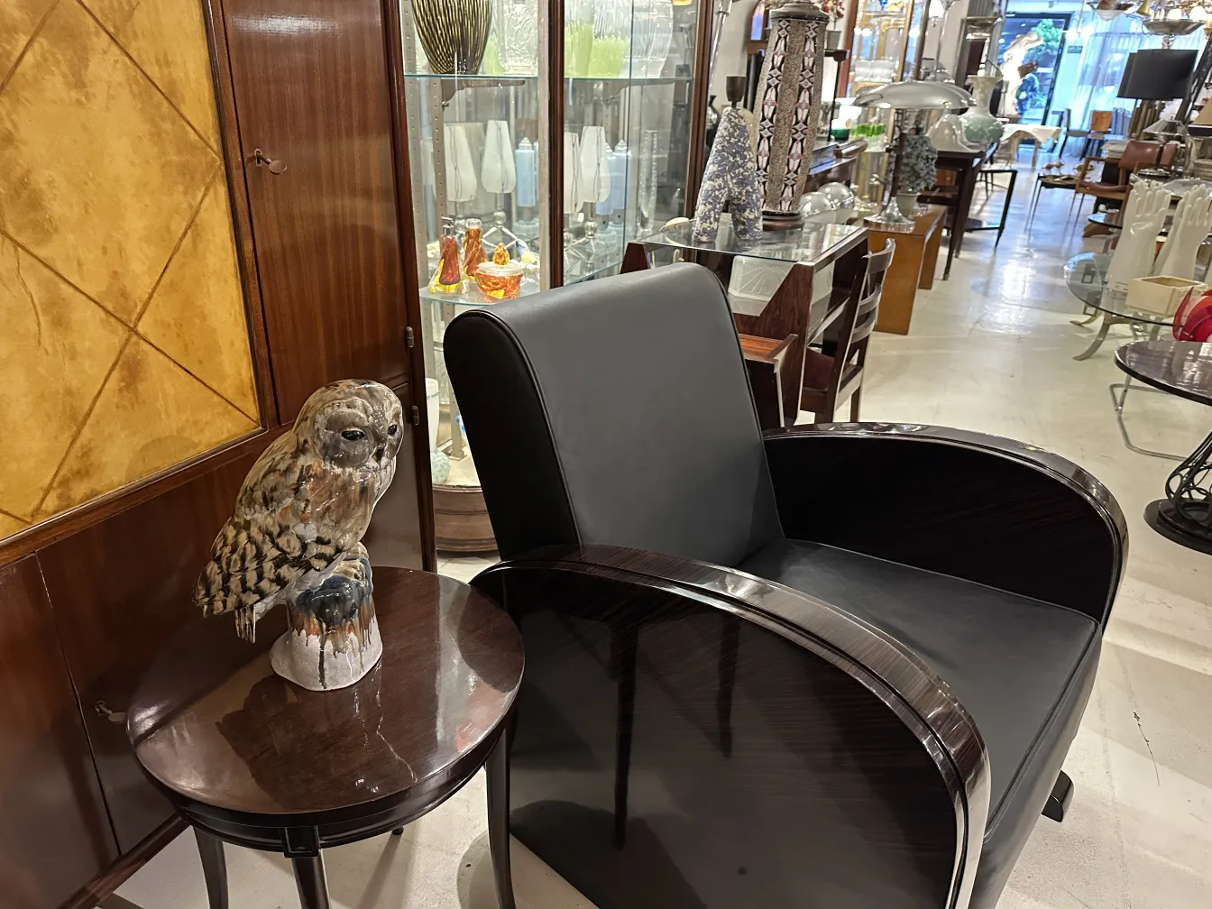 Ancienne sculpture en céramique d'un hibou sur une table.