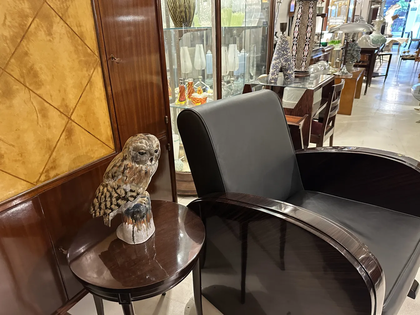 Figura de búho en cerámica antigua, elegante y detallada.