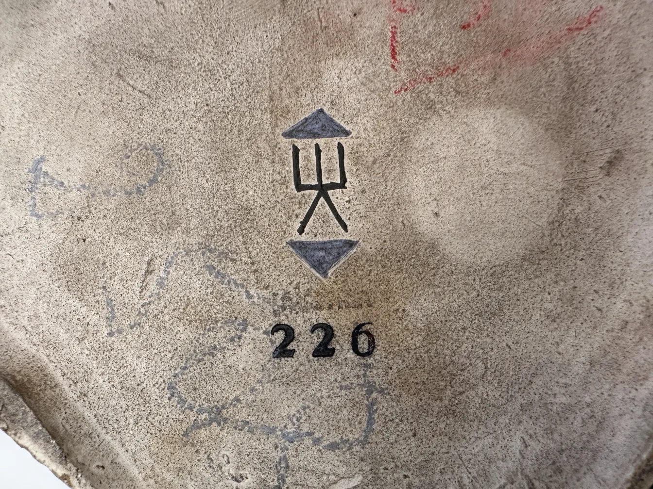 Iscrizione di una ceramica antica di Eduard Klablena.