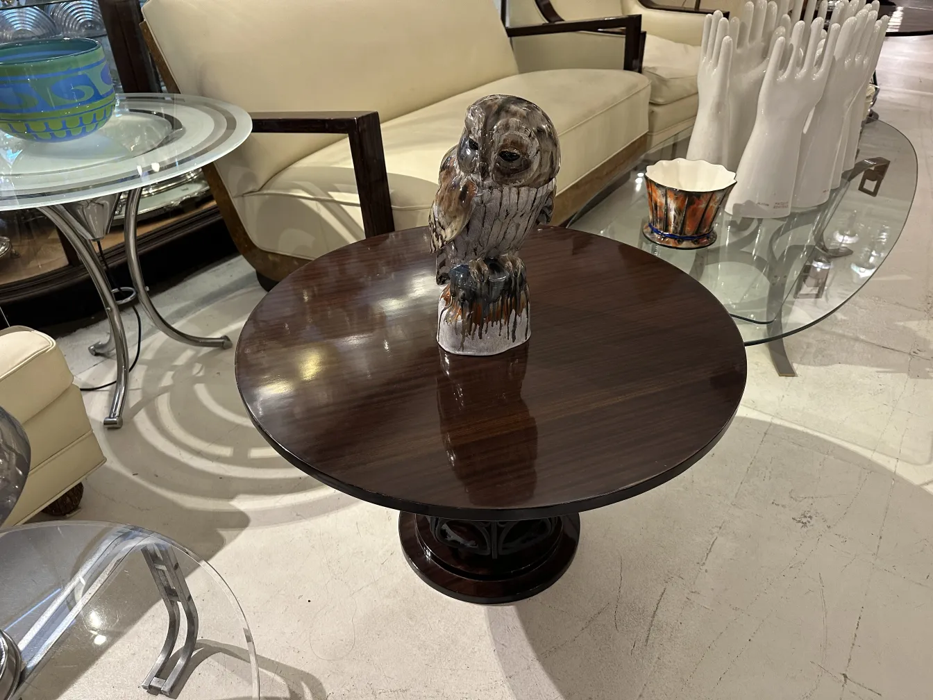 Cerámica antigua con figura de búho en mesa decorativa.