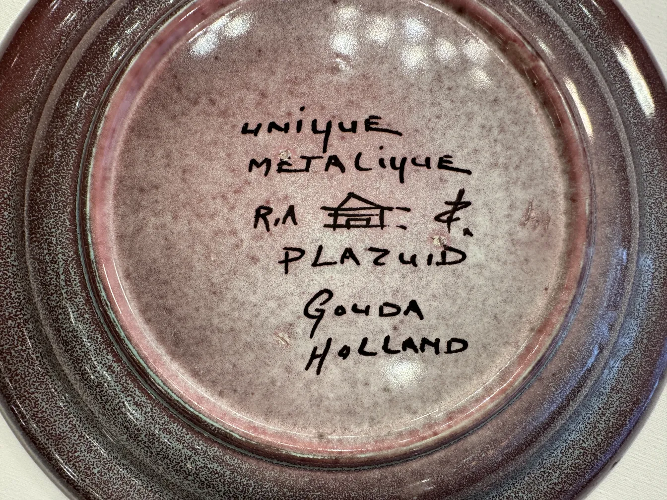 plateelbakkerij Zuid-Hollandの署名とユニークなデザインを持つ古代陶器。