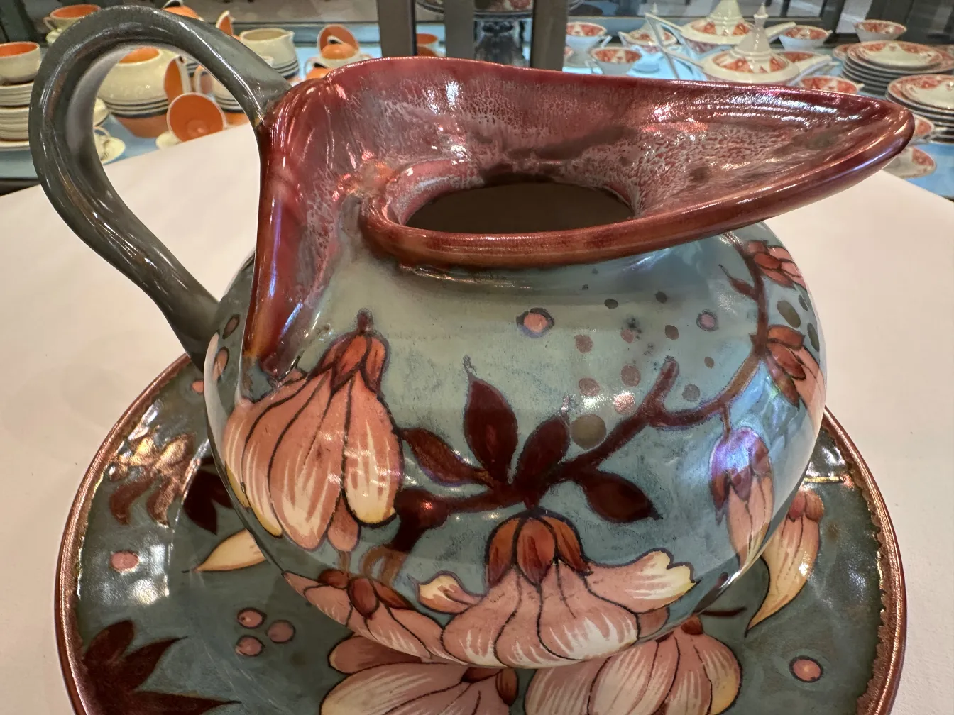 Jarro antigo decorativo com flores em relevo