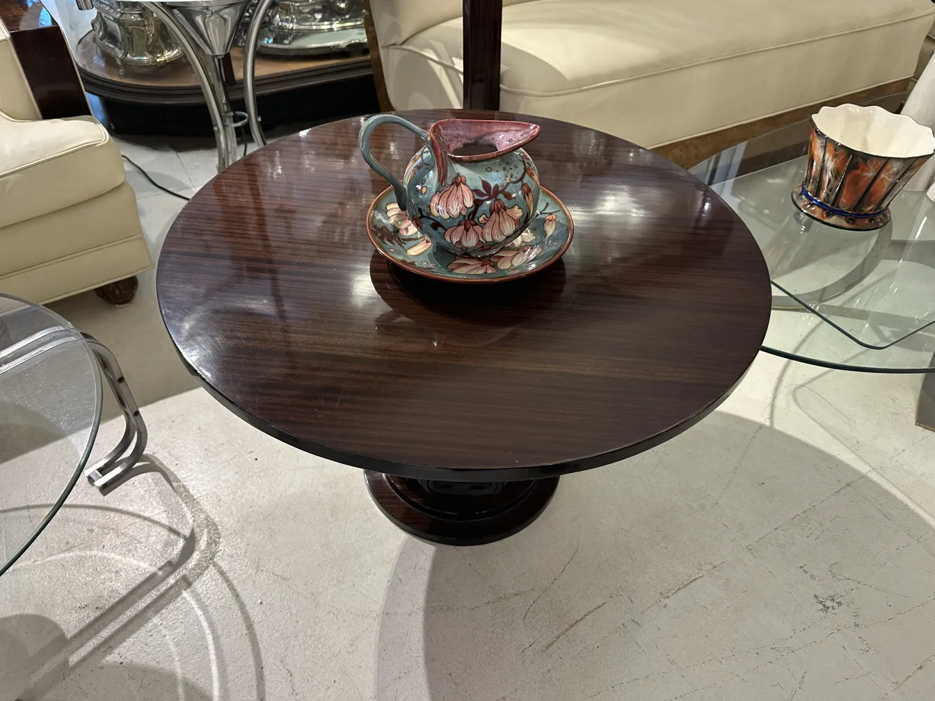 Vaso decorativo antigo de cerâmica com design floral