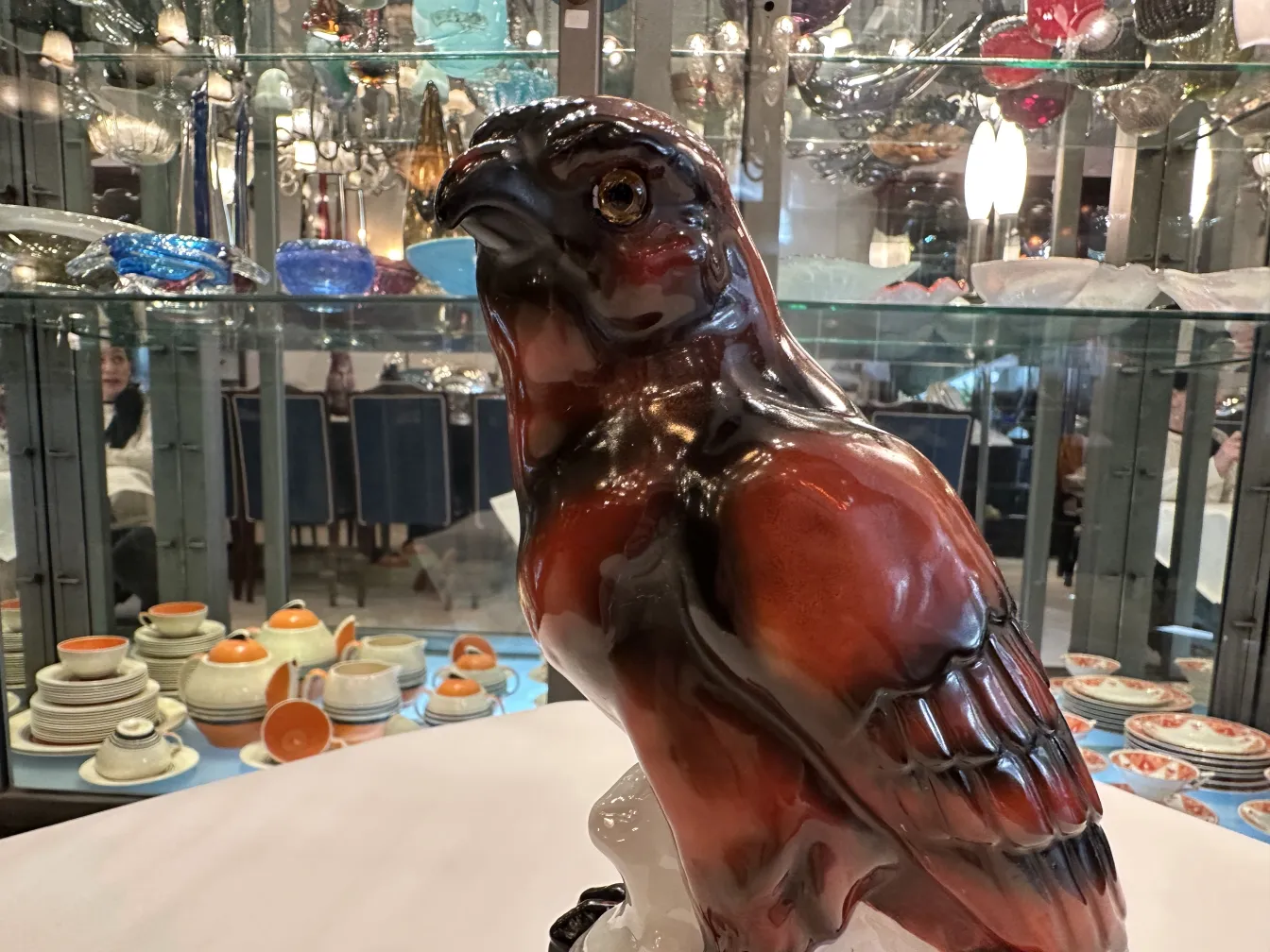 Figurilla antigua de cerámica en forma de ave, con detalles brillantes y expresivos.