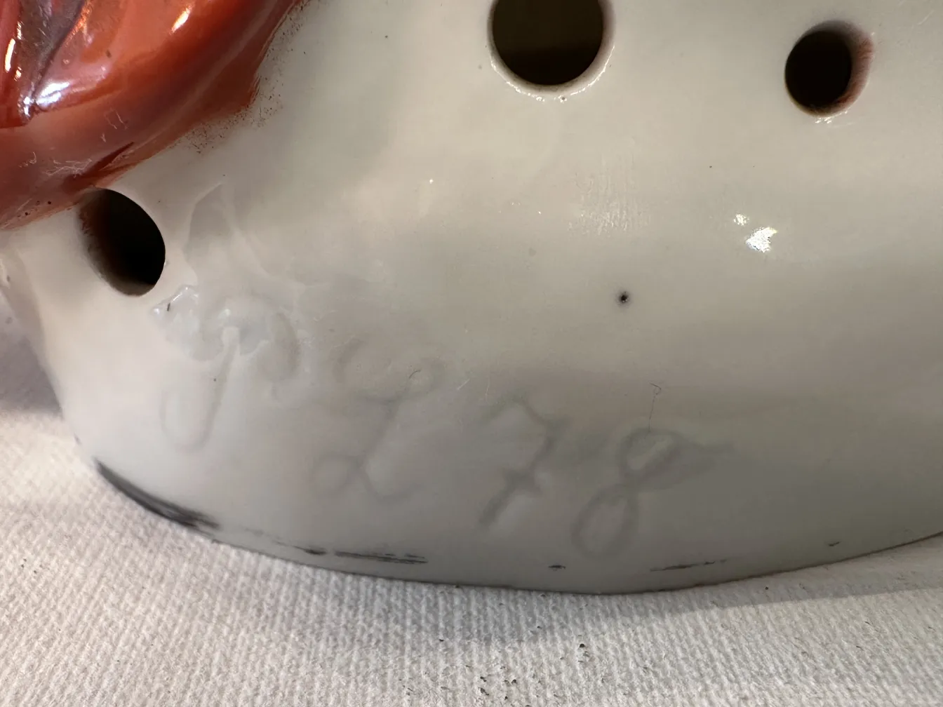 Antica ceramica Galluba & Hofmann, dettaglio con fori.