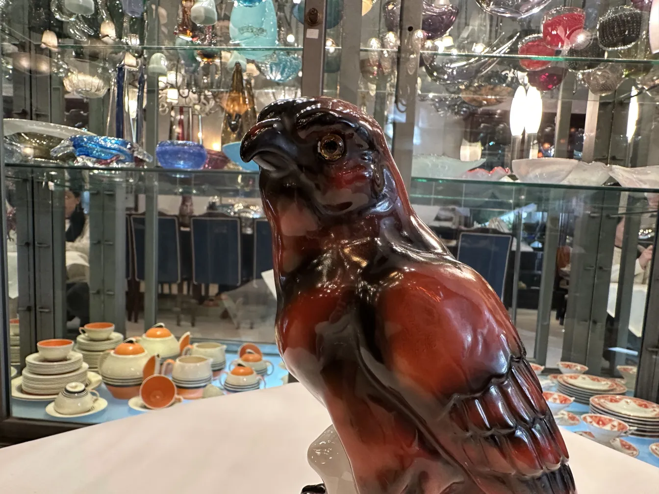 Figurilla antigua de cerámica en forma de ave, con detalles brillantes y expresivos.
