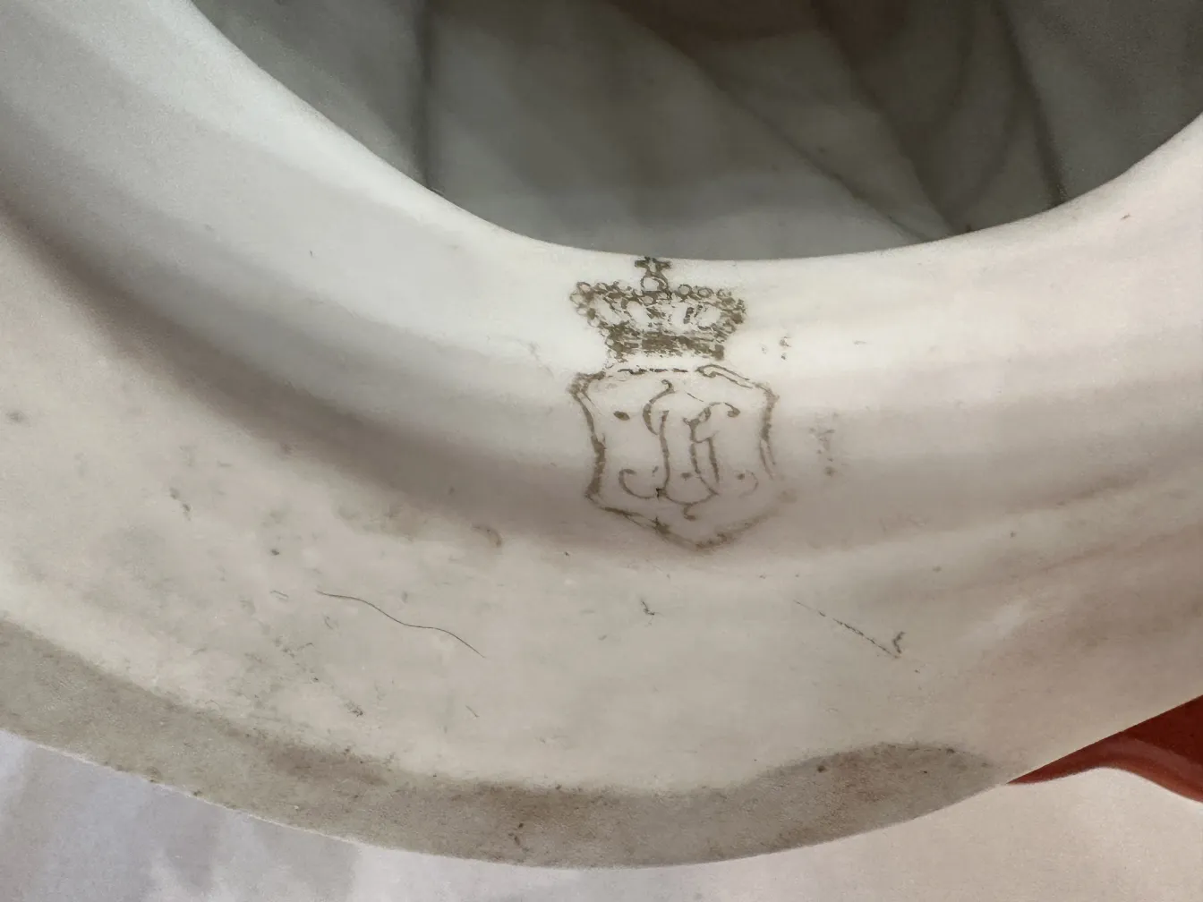 Dettagli di ceramica antica Galluba & Hofmann con timbro visibile.
