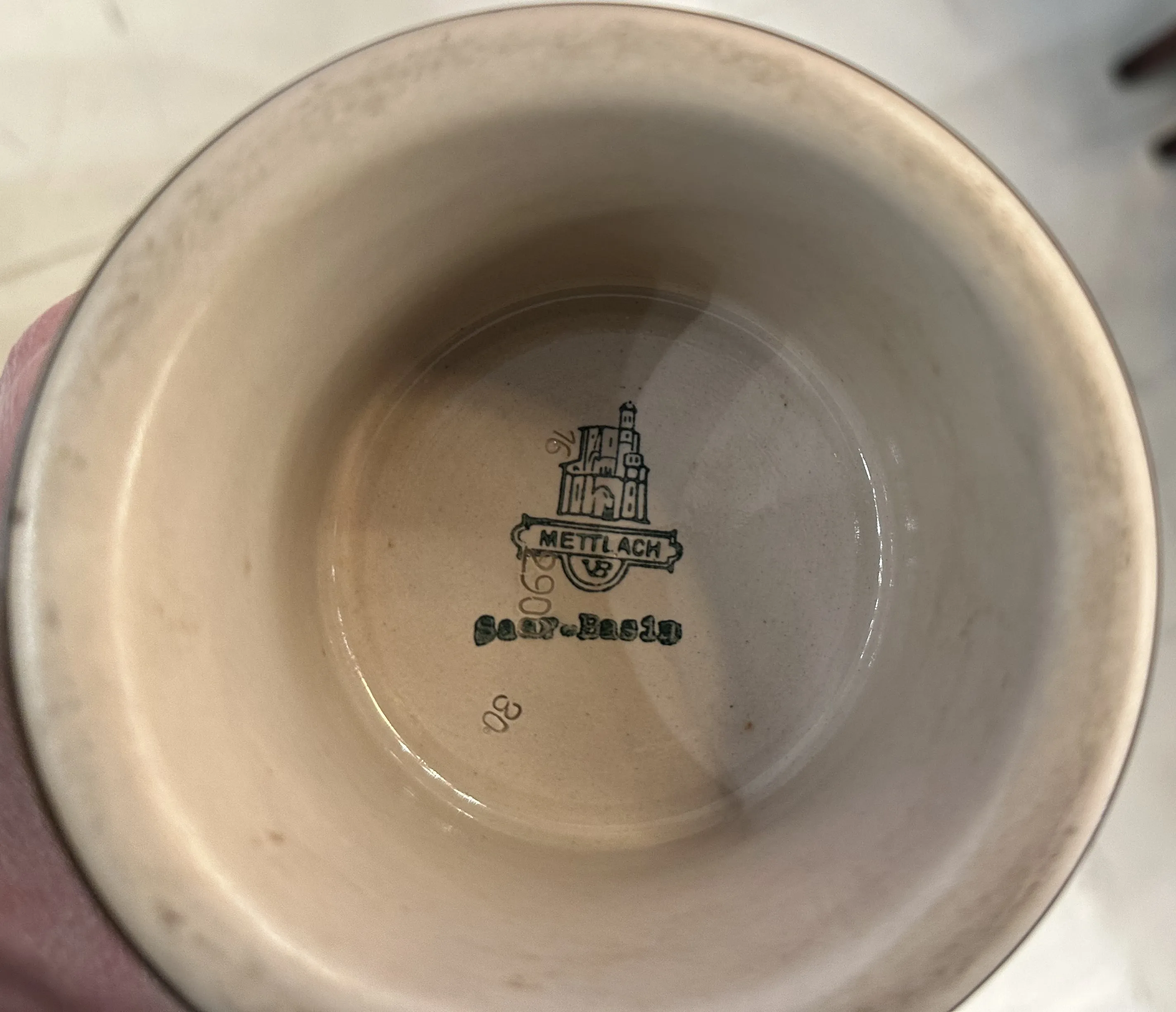 Intérieur d'un ancien objet en céramique de Villeroy & Boch, avec un design usé et une marque visible.