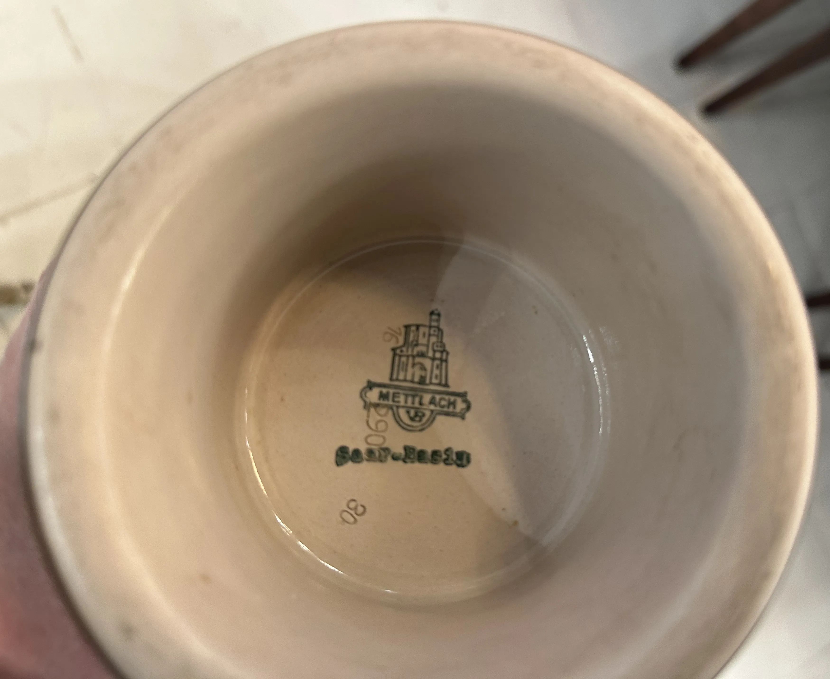 Intérieur d'une ancienne céramique Villeroy & Boch avec des détails visibles