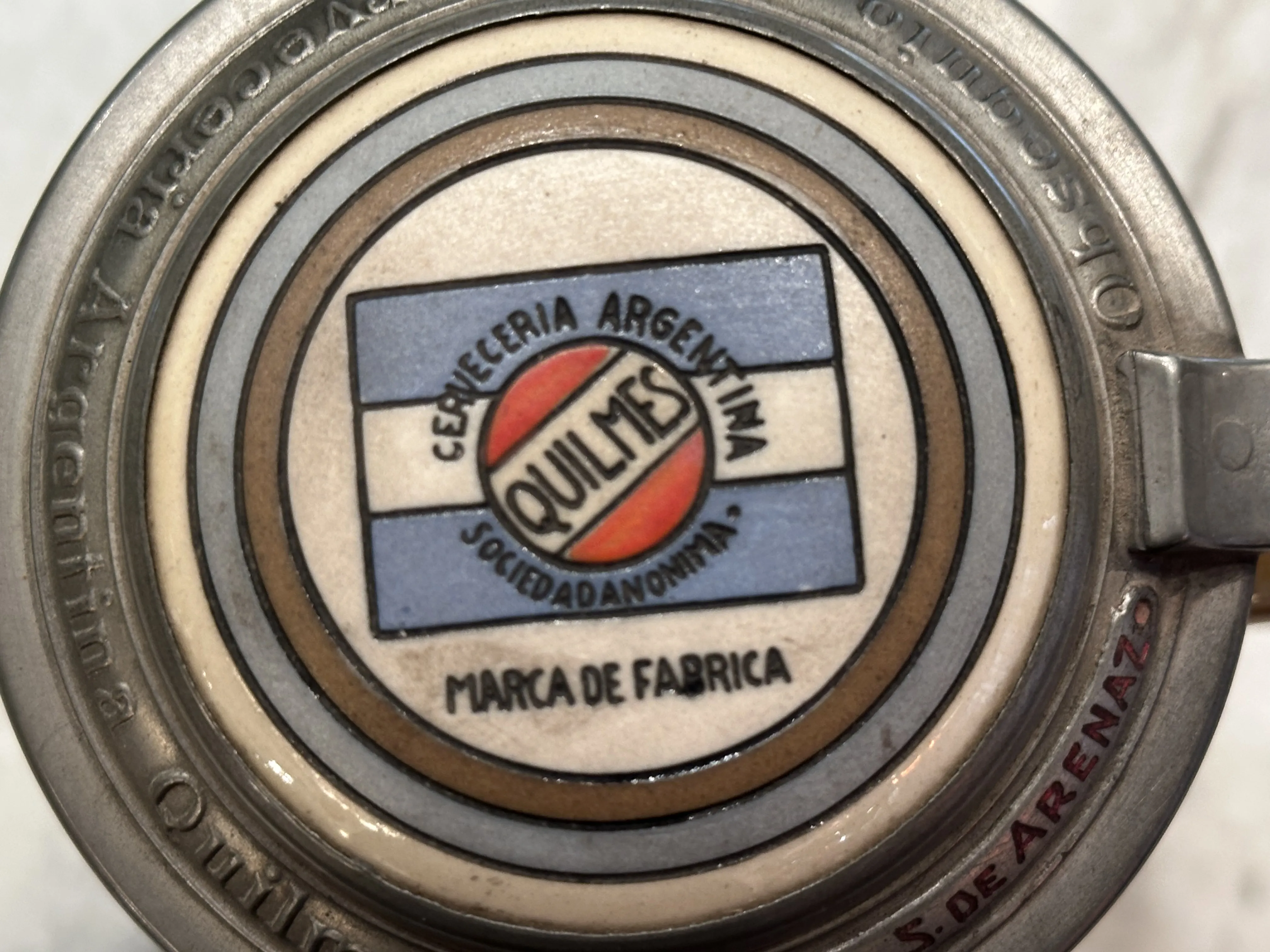 taza antigua con logo de cervecería argentina Quilmes