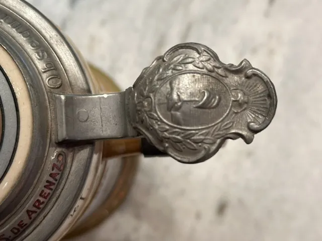 Detalhe de uma peça de cerâmica antiga com design villeroy-boch.