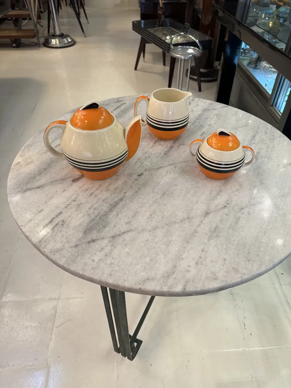 Service à thé ancien Susie Cooper avec assiettes et tasses colorées