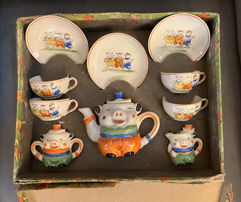 set da tè antico con teiera e tazze a forma di maiale