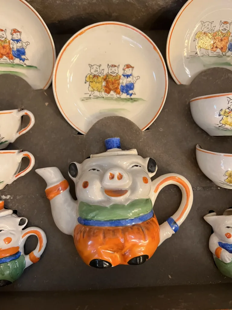 antigo conjunto de chá infantil com design de porcos, inclui xícaras e pratos