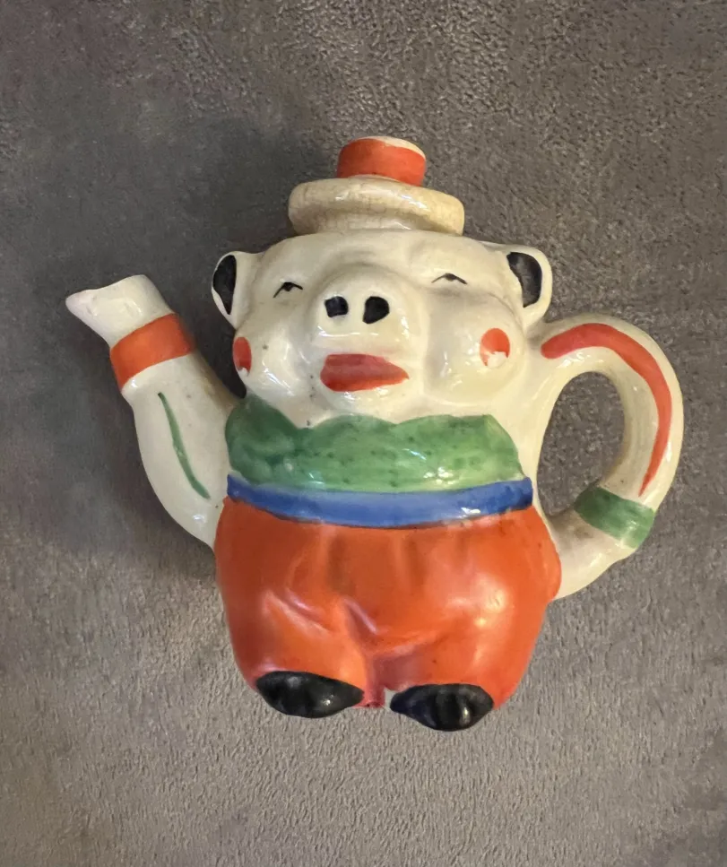 juego de té antiguo en forma de oso con ropa colorida
