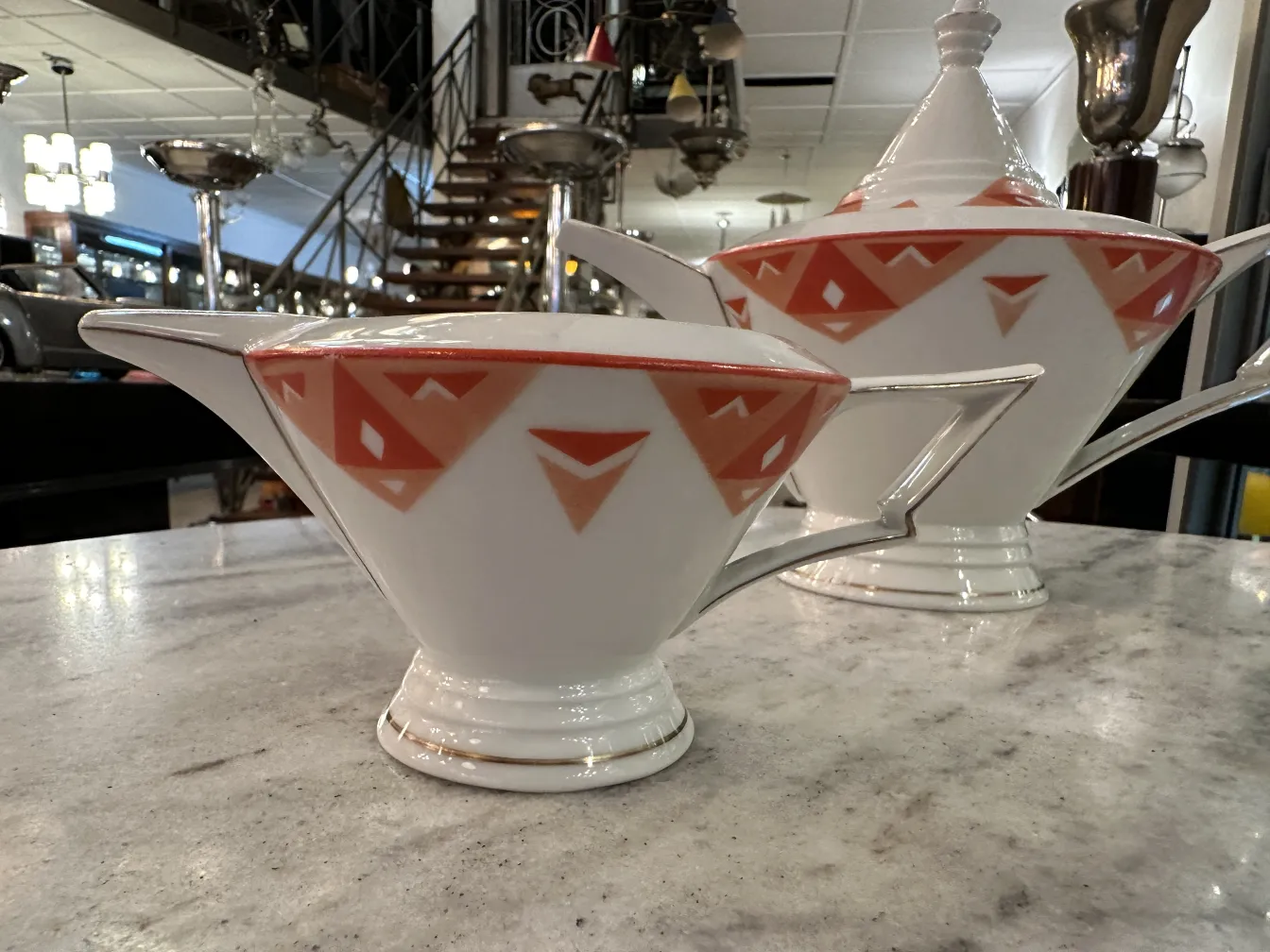 Service à thé ancien Volkstedt avec motifs colorés sur la table.