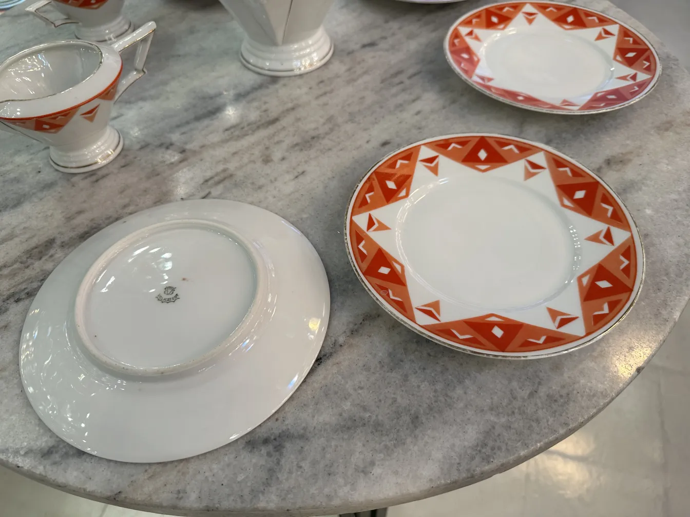 Conjunto de chá antigo Volkstedt com padrões coloridos na mesa.
