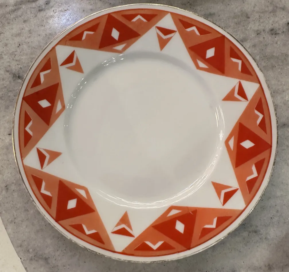 Service à thé ancien Volkstedt avec motifs colorés sur la table.