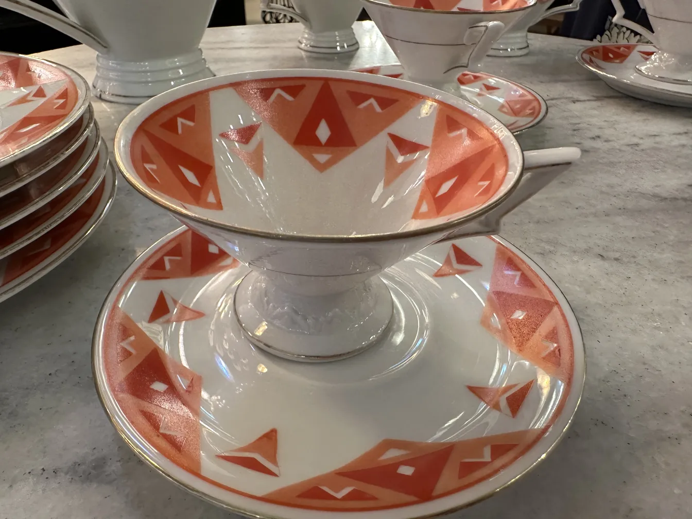 Conjunto de chá antigo Volkstedt com padrões coloridos na mesa.