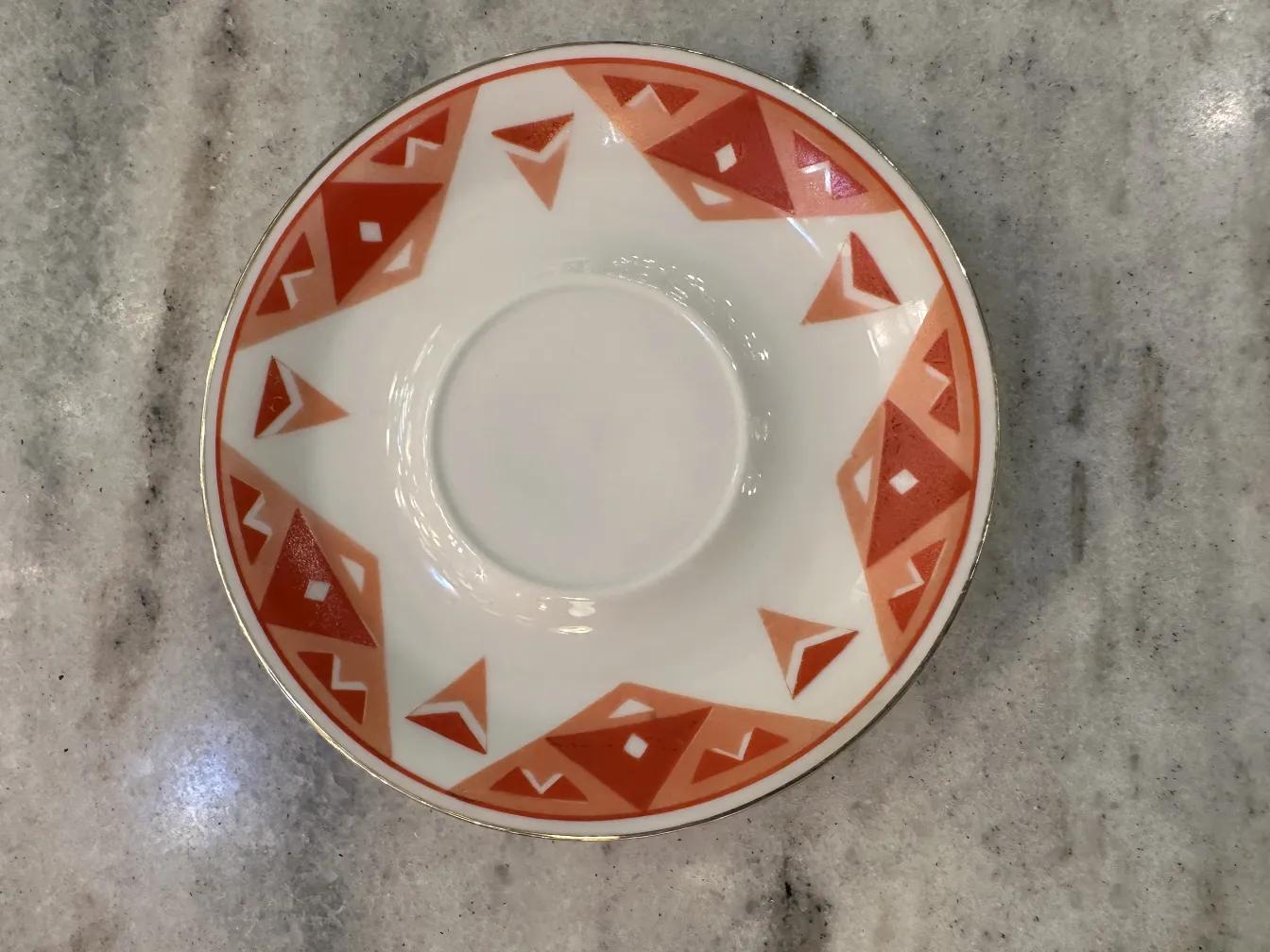 Conjunto de chá antigo Volkstedt com padrões coloridos na mesa.