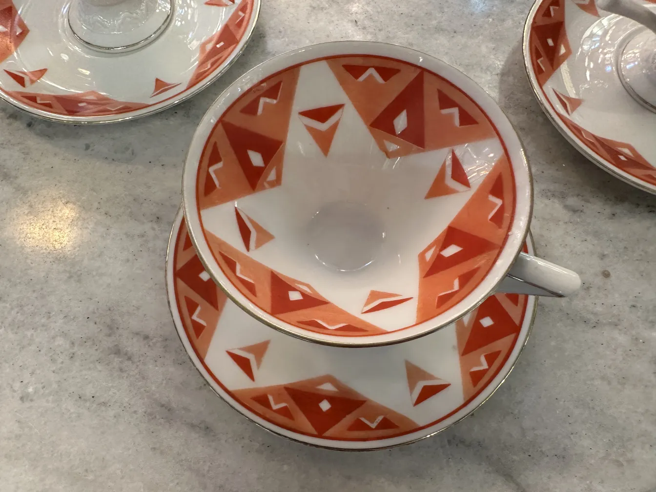 Juego de té antiguo Volkstedt con patrones coloridos en la mesa.
